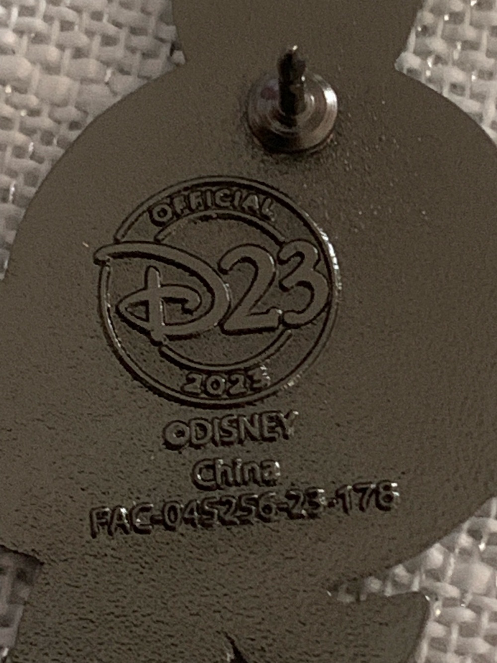 Disney pin Destination D23, Presented By Lug, Orange Bird Pin Limited Release - Picture 3 of 3